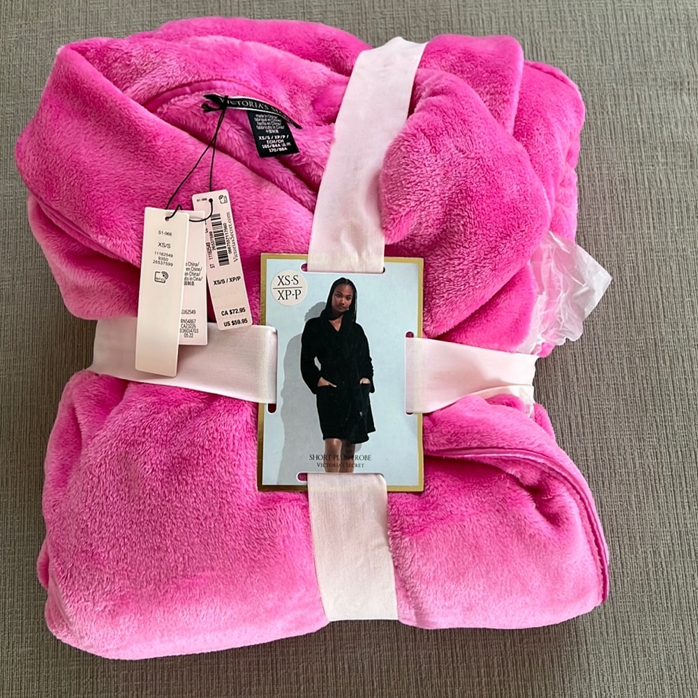 Victoria’s Secret short plush robe, pink, size xs-s. Brand new with tags